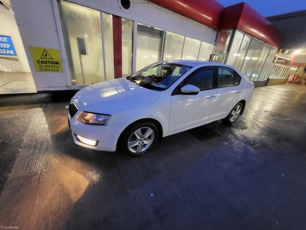 Skoda Octavia Saloon, Petrol, 2014, White