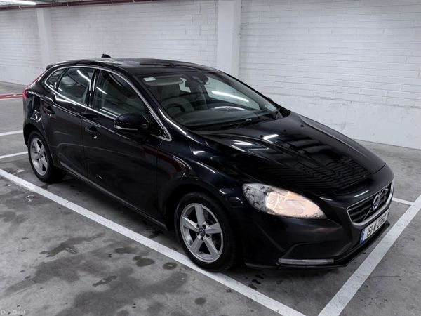 Volvo V40 Hatchback, Diesel, 2015, Black
