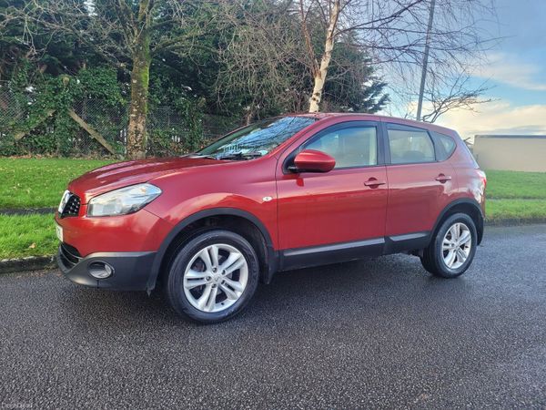 Nissan Qashqai Hatchback, Diesel, 2012, Red