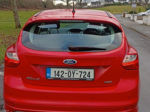 Ford Focus Hatchback, Petrol, 2014, Red