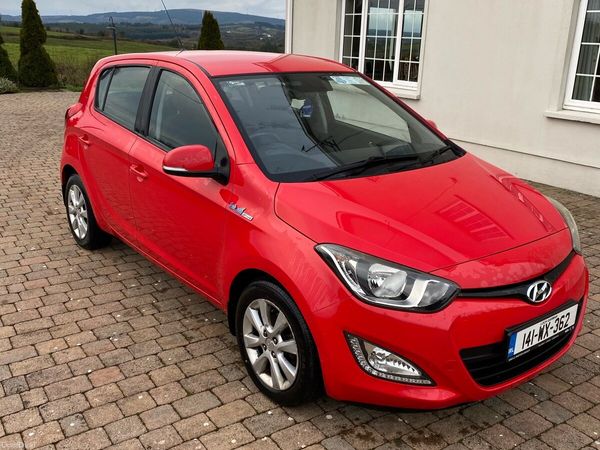 Hyundai i20 Hatchback, Petrol, 2014, Red