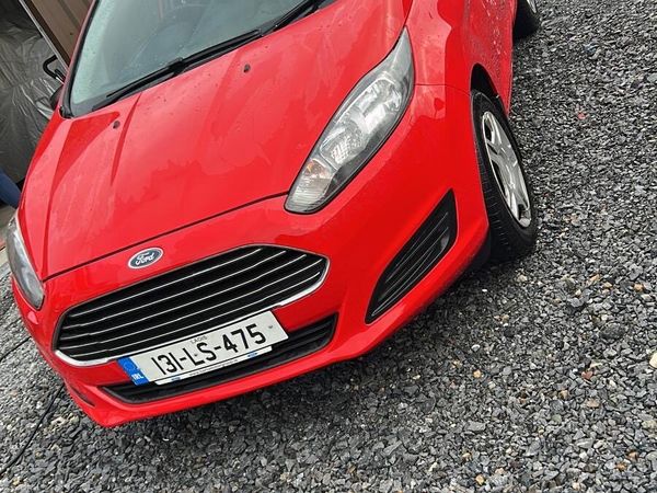 Ford Fiesta Hatchback, Petrol, 2013, Red