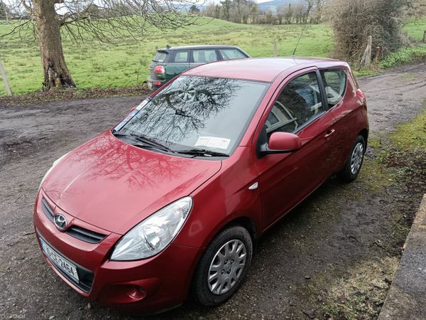 Hyundai i20 Hatchback, Petrol, 2010, Red