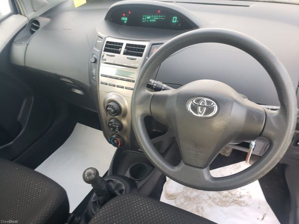 Toyota Auris Hatchback, Petrol, 2011, Red