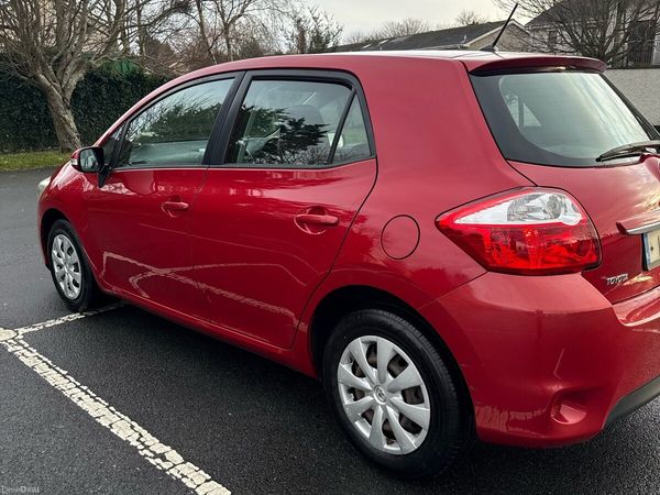 Toyota Auris Hatchback, Petrol, 2011, Red
