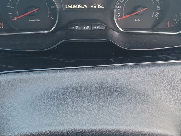 Peugeot 208 Hatchback, Petrol, 2013, White