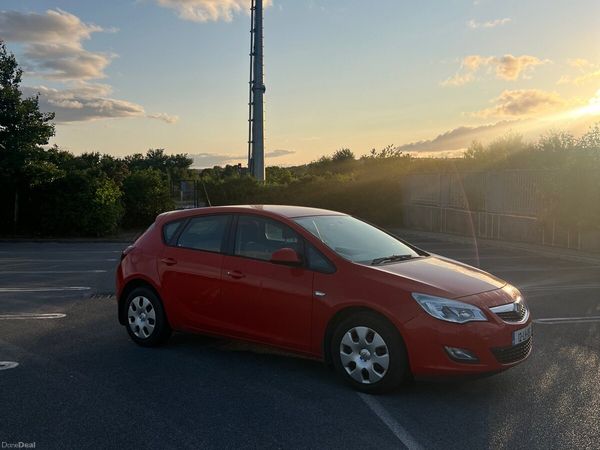 Opel Astra Hatchback, Petrol, 2012, Red