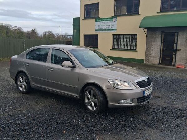 Skoda Octavia Saloon, Diesel, 2012, Beige