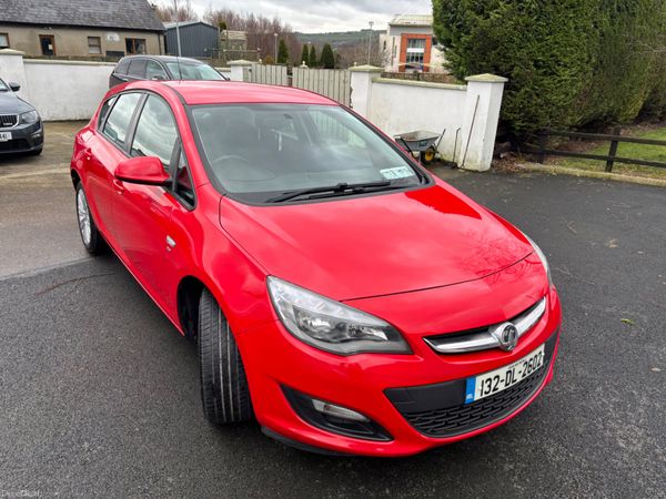 Vauxhall Astra Hatchback, Petrol, 2013, Red