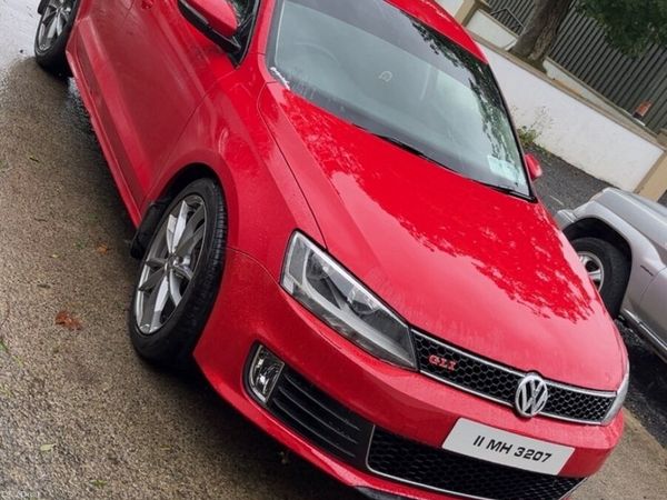 Volkswagen Jetta Saloon, Diesel, 2011, Red