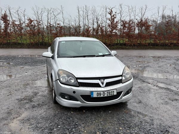 Opel Astra Hatchback, Petrol, 2009, Silver