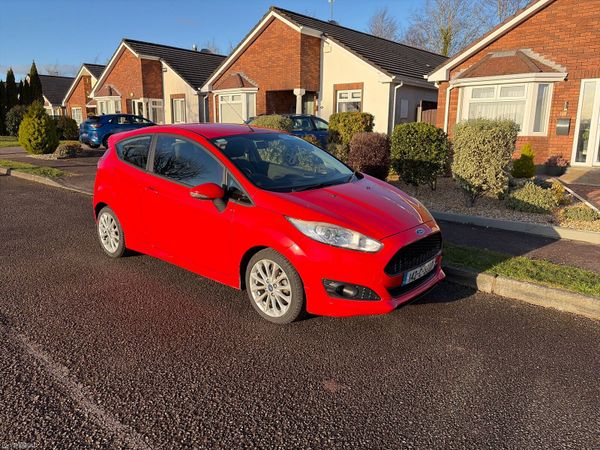 Ford Fiesta Hatchback, Petrol, 2014, Red