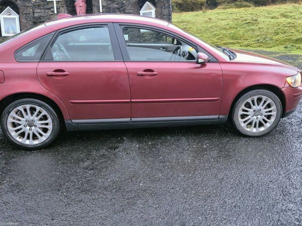 Volvo S40 Saloon, Petrol, 2006, Red