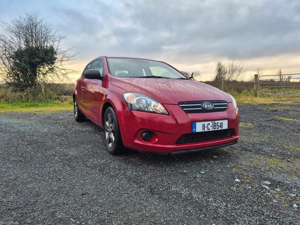 Kia Ceed Hatchback, Petrol, 2011, Red