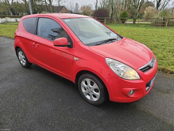 Hyundai i20 Hatchback, Petrol, 2011, Red