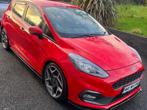 Ford Fiesta Hatchback, Petrol, 2018, Red