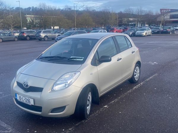 Toyota Yaris Hatchback, Petrol, 2010, Gold