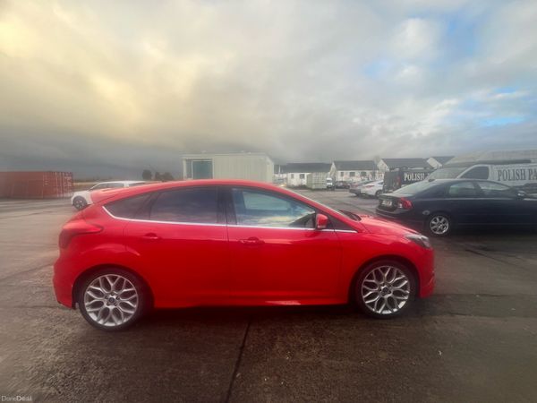 Ford Focus Hatchback, Petrol, 2013, Red