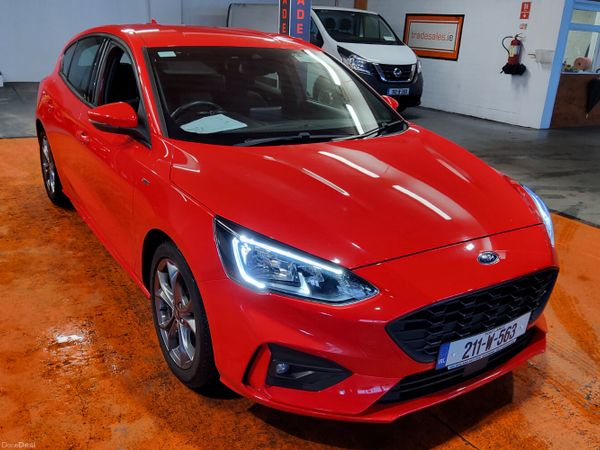 Ford Focus Hatchback, Petrol, 2021, Red