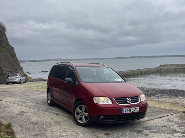 Volkswagen Touran MPV, Petrol, 2006, Red