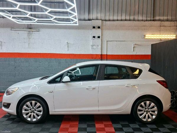 Opel Astra Hatchback, Diesel, 2015, White