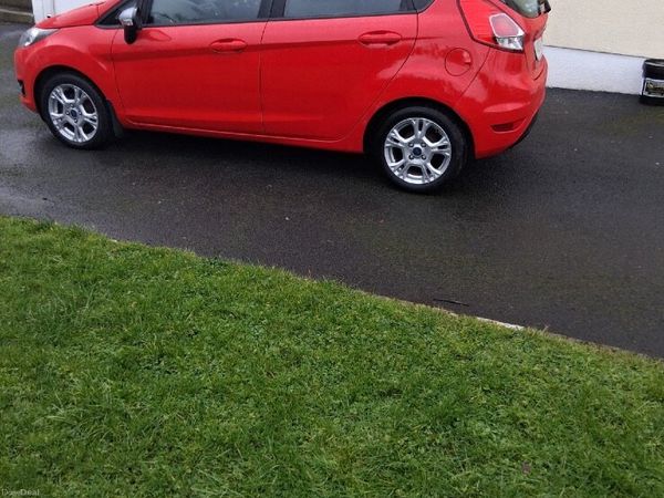 Ford Fiesta Hatchback, Petrol, 2014, Red