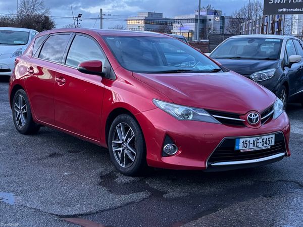 Toyota Auris Hatchback, Petrol, 2015, Red