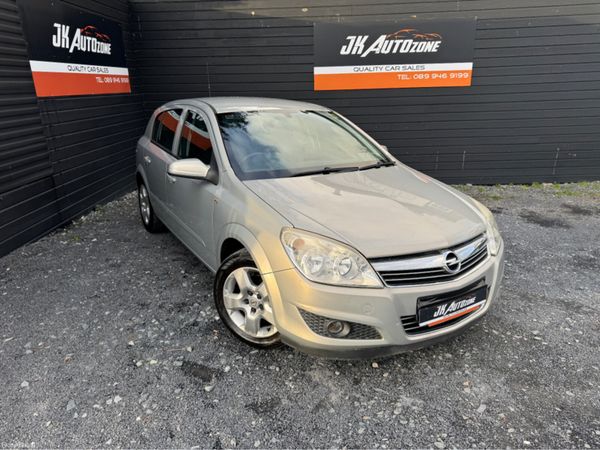 Opel Astra Hatchback, Petrol, 2008, Gold