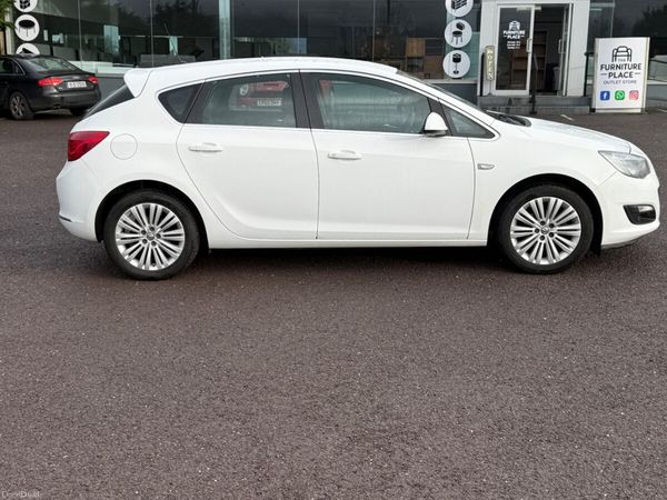 Vauxhall Astra Hatchback, Petrol, 2015, White