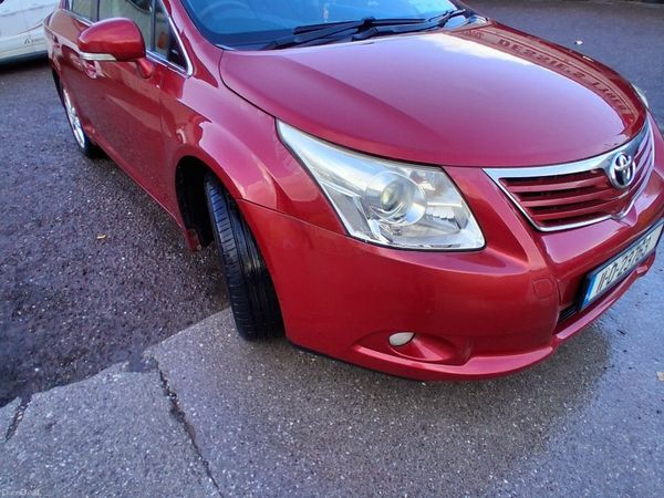 Toyota Avensis Saloon, Diesel, 2011, Red