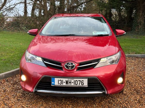 Toyota Auris Hatchback, Diesel, 2013, Red