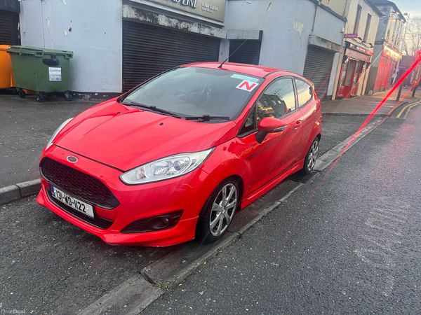 Ford Fiesta Hatchback, Petrol, 2013, Red