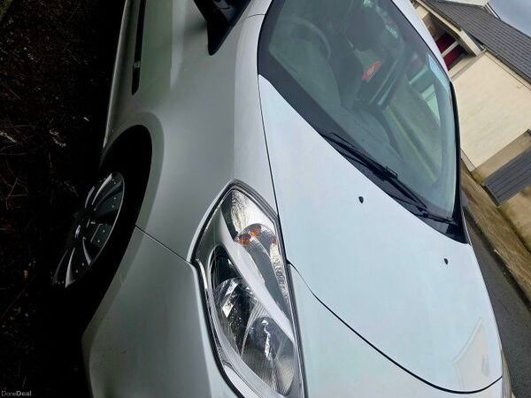 Renault Clio Hatchback, Ethanol Petrol, 2012, White
