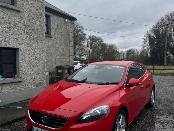 Volvo V40 Hatchback, Petrol, 2015, Red