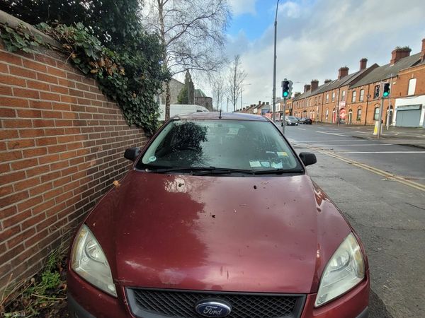 Ford Focus Hatchback, Petrol, 2005, Red
