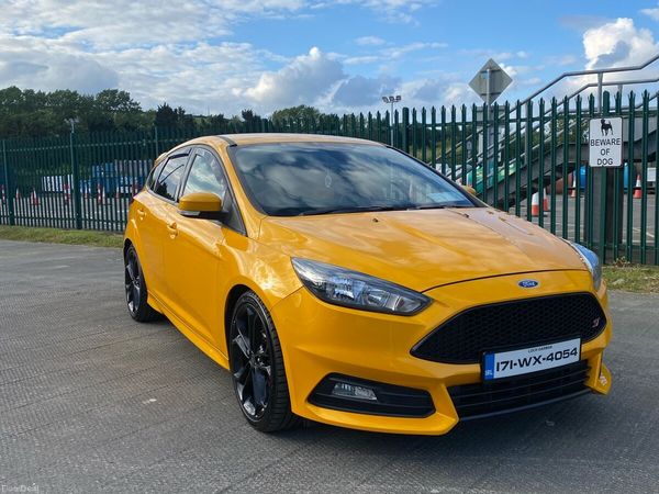Ford Focus Hatchback, Petrol, 2017, Yellow