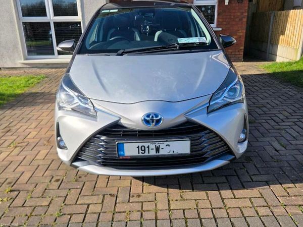 Toyota Yaris MPV, Petrol Hybrid, 2019, Grey