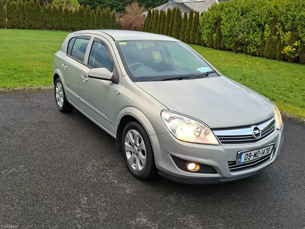 Opel Astra Hatchback, Petrol, 2009, Yellow