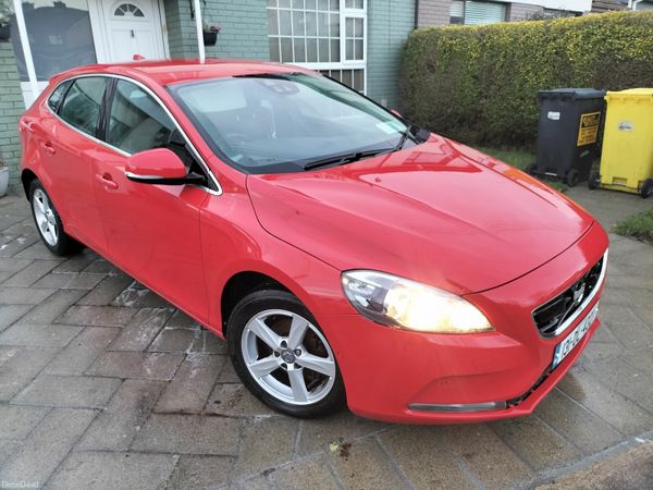 Volvo V40 Hatchback, Diesel, 2013, Red
