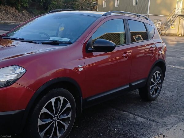 Nissan Qashqai Hatchback, Diesel, 2014, Red