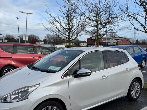 Peugeot 208 Hatchback, Petrol, 2016, White