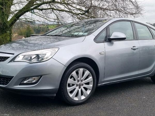 Opel Astra Hatchback, Petrol, 2010, Silver