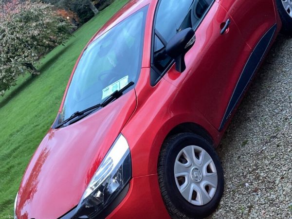Renault Clio Hatchback, Petrol, 2015, Red