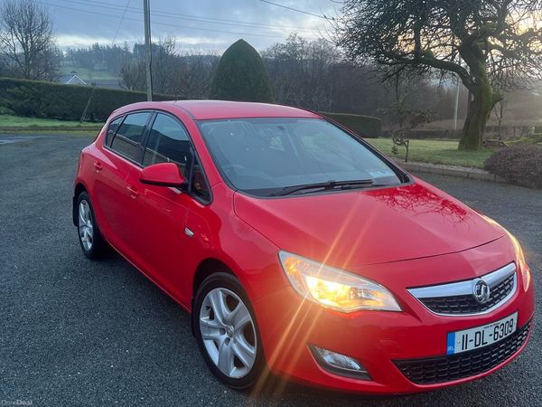 Vauxhall Astra Hatchback, Diesel, 2011, Red