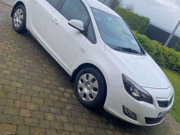 Vauxhall Astra Hatchback, Diesel, 2012, White