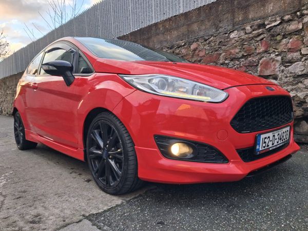 Ford Fiesta Hatchback, Petrol, 2015, Red