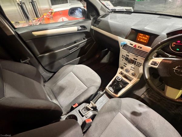 Opel Astra Hatchback, Petrol, 2008, Silver