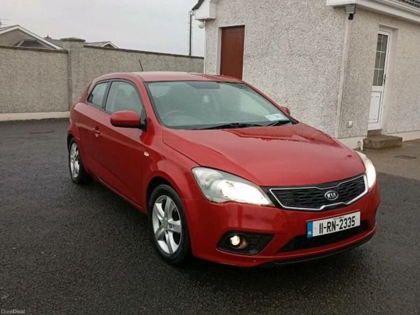 Kia Ceed Hatchback, Diesel, 2011, Red
