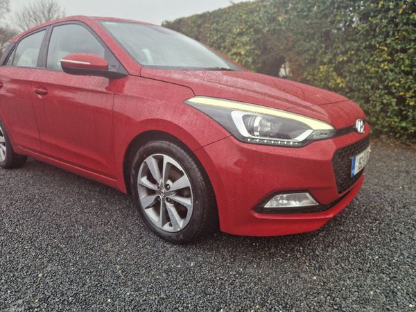 Hyundai i20 Hatchback, Petrol, 2015, Red