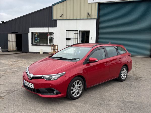 Toyota Auris Estate/Jeep, Diesel, 2016, Red